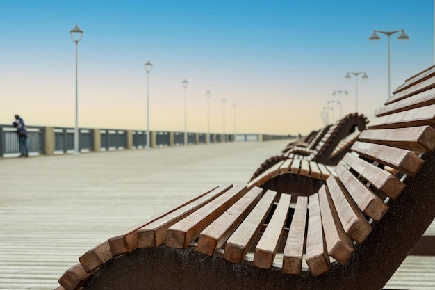 Ligstoelen op een lege boulevard