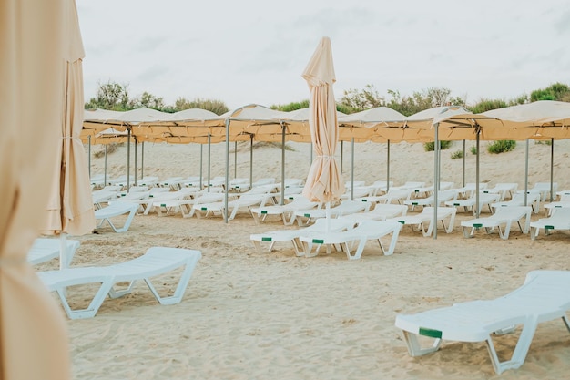 ligstoelen op het strand