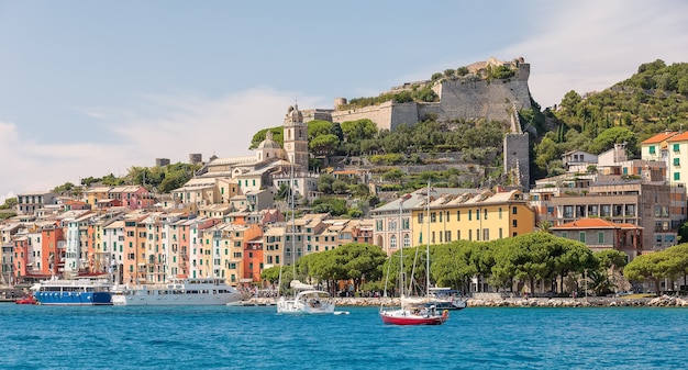 イタリアのリグーリア海岸。ポルトヴェーネレ市。チンクエテッレ、地中海