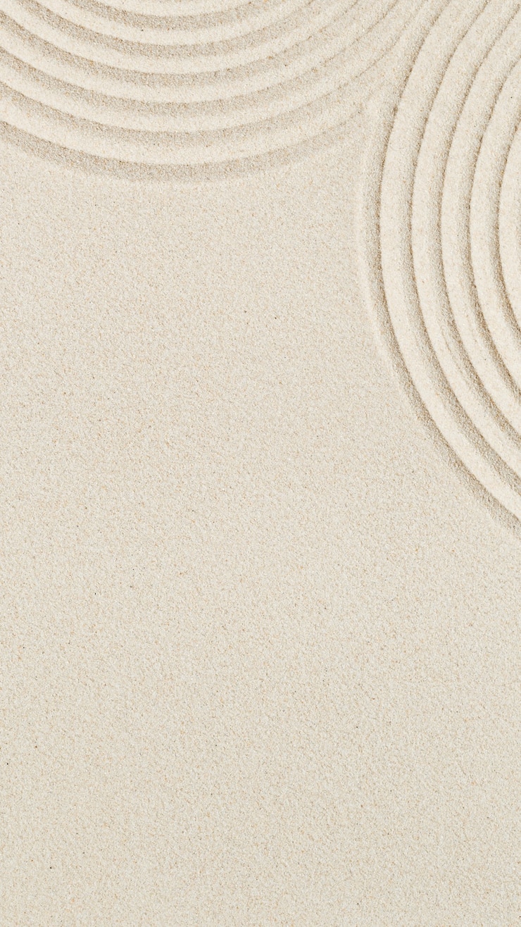 Foto lijnen tekenen op zand mooie zandige textuur spa achtergrond minimaal concept voor meditatie