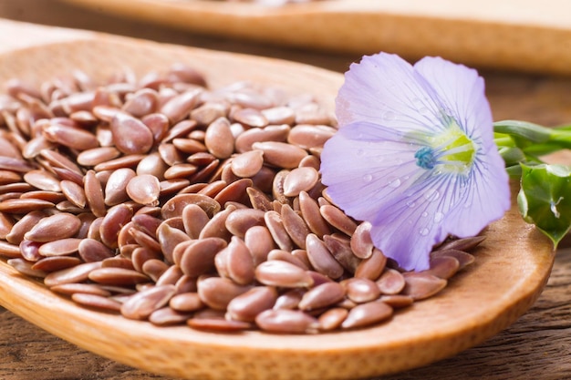 Lijnzaadkorrels op tafel Linum usitatissimum