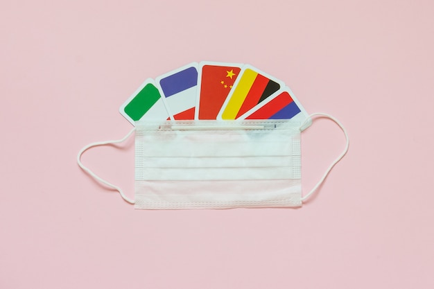 Foto lijst van vlaggen van landen frankrijk, italië, rusland, duitsland, china beschermend medisch masker