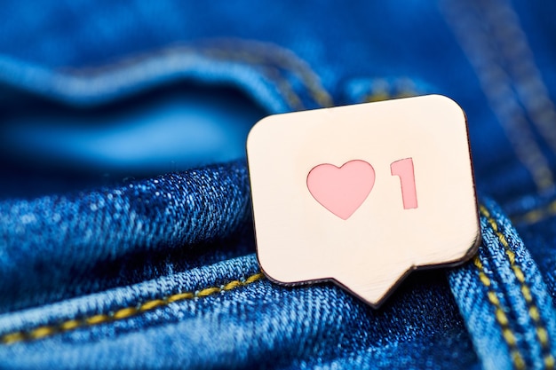 Come il simbolo del cuore sui jeans