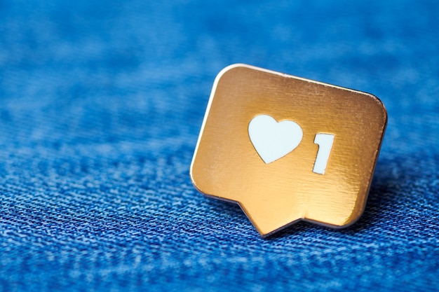 Come il simbolo del cuore. pulsante come segno, simbolo con cuore e una cifra. marketing di rete sui social media. fondo di struttura dei jeans blu.