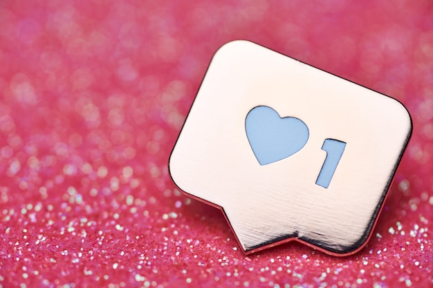 Come il simbolo del cuore. pulsante come segno, simbolo con cuore e una cifra. marketing di rete sui social media. sfondo di scintille glitter rosa.