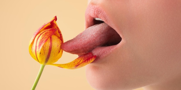 Likken lippen vrouw mond met sexy lippen likken tong bloem mond likken en zuigen close-up schoonheid na