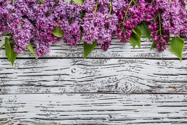 Lila bloemen in rustieke stijl