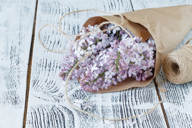 Lila bloemen op de muur van armoedige houten planken in rustieke stijl