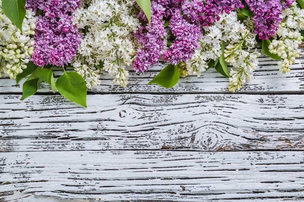 Lila bloemen op houten tafel