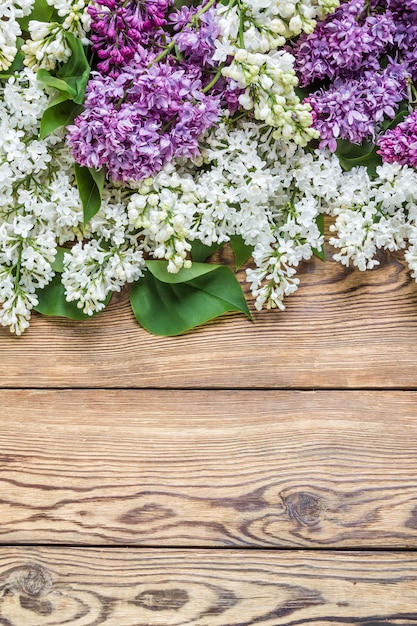 Lila bloemen op rustieke ondergrond