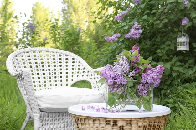 Lila bloemen op tafel in prachtige tuin