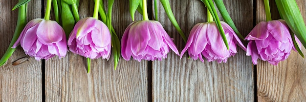 Lila tulpen op een houten achtergrond gelukkige moederdag vakantie en verjaardagscadeau Lente concept Bovenaanzicht