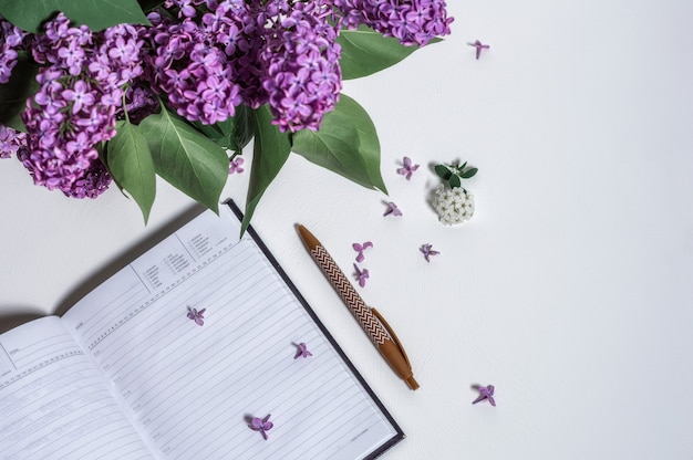 lila vaas pen kladblok huiswerk