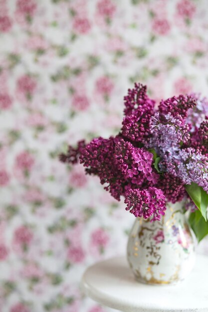 Lila violette bloemen op een witte struisvogelveer Een lila geluksbloem met vijf bloemblaadjes