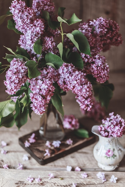 Photo lilac background. purple lilac flowers spring blossom background