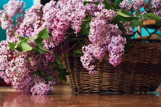 ライラック色の花束、ヴィンテージの茶色のバスケット