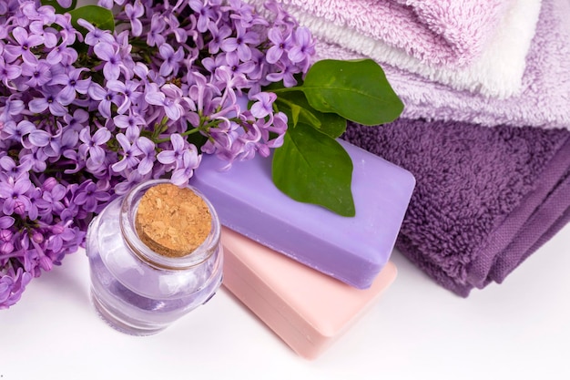 ライラックの自然化粧品、エッセンシャル オイルの手作り調製品、香水、クリーム、生花とライラックの花の石鹸
