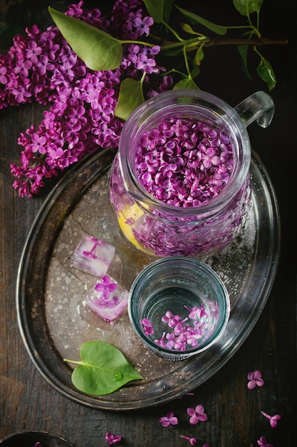 Сиреневая вода с лимоном