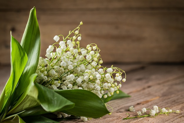 Lilly of valley op houten tafel