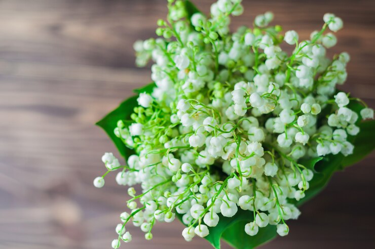 スズランの花、木製の背景に。