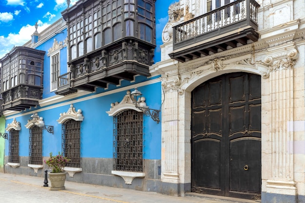 Vie della città vecchia di lima perù e colorati edifici coloniali nel centro storico della città