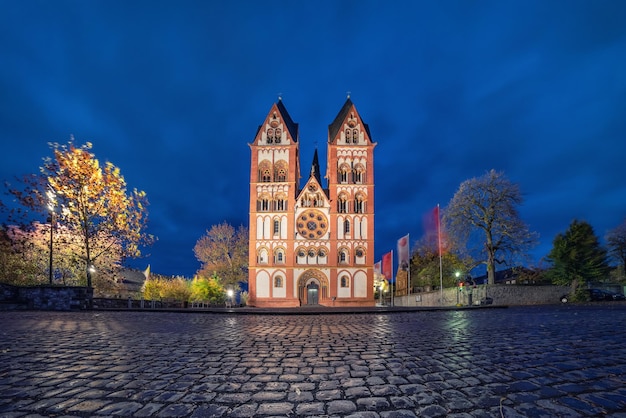 Photo limburg cathedral at dusk limburg an der lahn germany