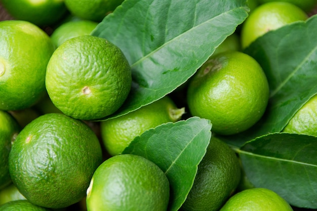 Sfondo di agrumi di calce. lime fresche e succose. cibo salutare