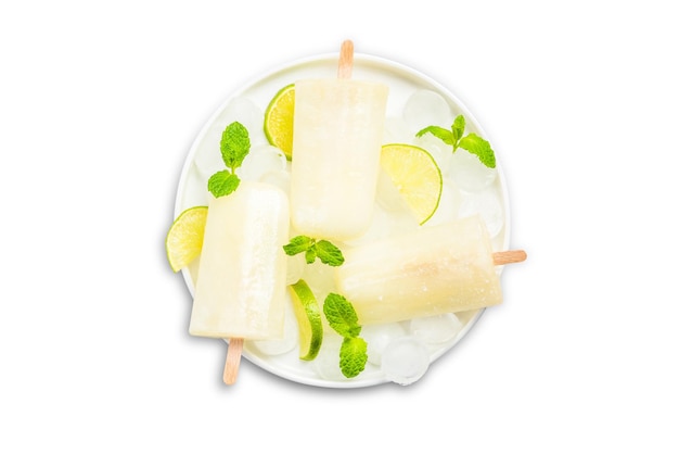 Ghiaccioli di succo di limone e lime isolati su bianco