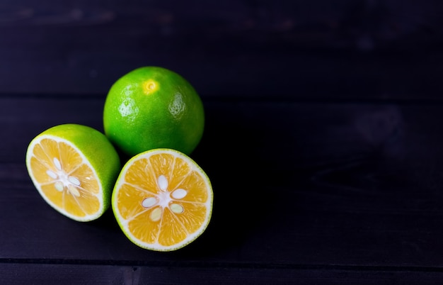 Photo lime lies on a wooden background