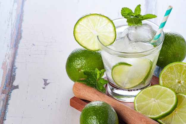 A lime and lime drink are on a tray.