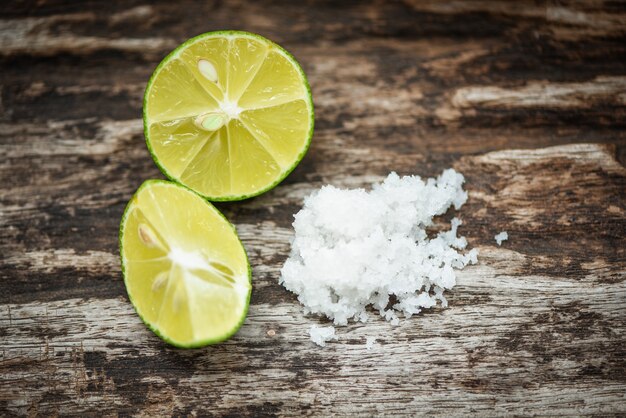 Photo lime slice and salt on rustic wood