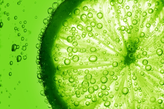 Photo lime slice in water