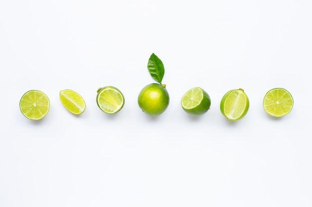 Limes geïsoleerd op een witte achtergrond.