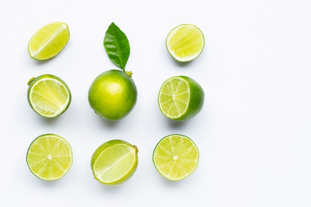 Limes geïsoleerd op wit.