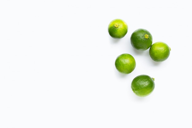 Limes geïsoleerd op wit.