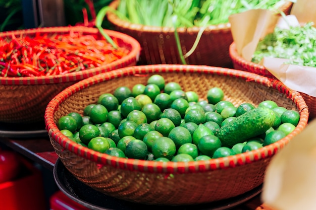 Limes in rieten mand op de markt