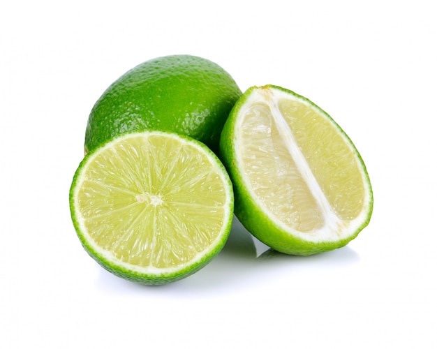 Limes met half geïsoleerd op witte achtergrond