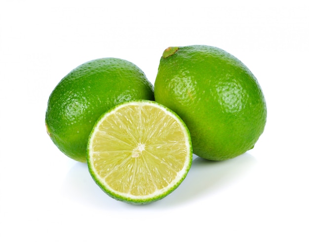 Limes met half geïsoleerd op witte achtergrond