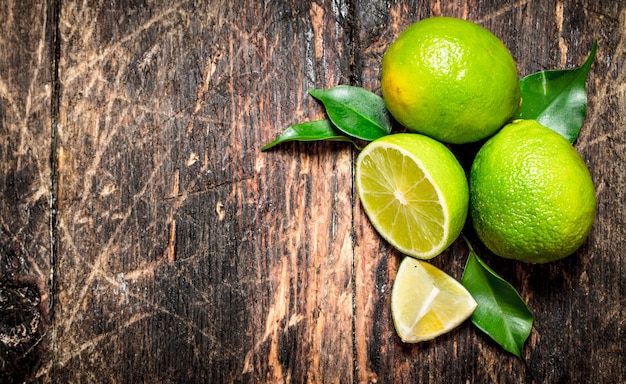 Photo limes with green leaf.