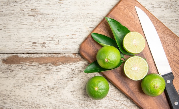 Photo limes on wooden background