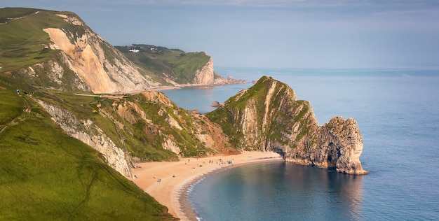 영국 Dorset의 쥬라기 해안선에 여름에 석회암 아치 Durdle 문