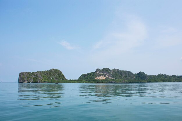 タイの人々の旅行者のための海の石灰岩の山の島は、地元の旅行ツアーを訪問しますサトゥーンタイのラグ市のパックバラウォーターフロントにあるムーコペトラ国立公園のプラサートヒンパンヨッド