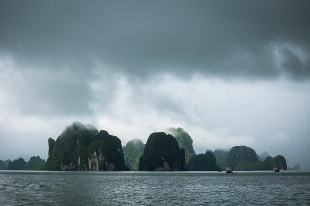 Горный пейзаж из известняка в заливе Халонг Северный Вьетнам