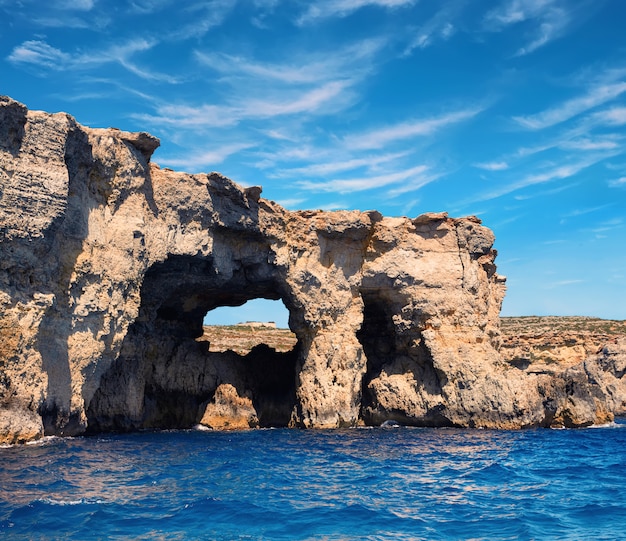 石灰岩の洞窟とコミノの青い地中海水