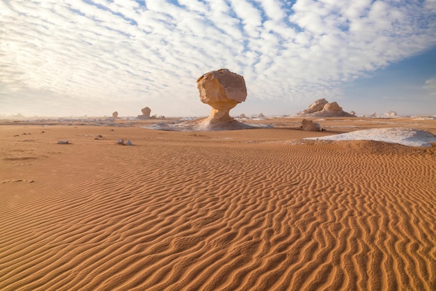 Photo limestone rocks in the white desert at sunset egypt mushroom rocks in the desert