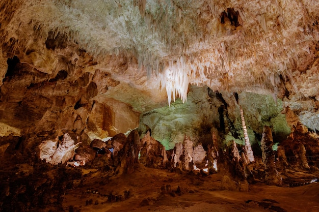 グアドループ山地のカールズバッド洞窟群の石灰岩層。