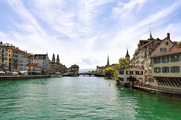 Limmat River-kade met torenspitsen van drie hoofdkerken van Zürich - Grossmunster, Fraumunster en St Peter Church, Zwitserland