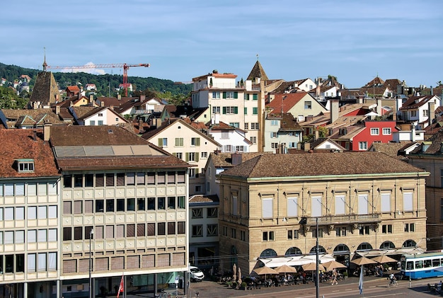 スイス、チューリッヒの市内中心部にあるLimmatquai。背景の人々。リンデンホフの丘から見た