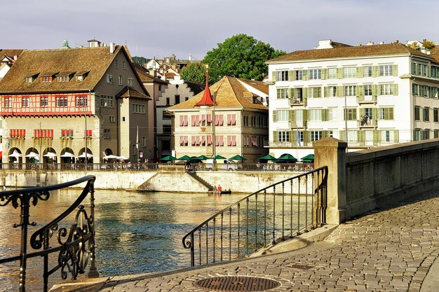 Limmatquai in het oude stadscentrum van Zürich