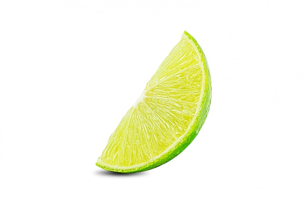 Limoen. Vers fruit en plak, stuk, plakje groene limoen citrusvruchten staan op wit wordt geïsoleerd